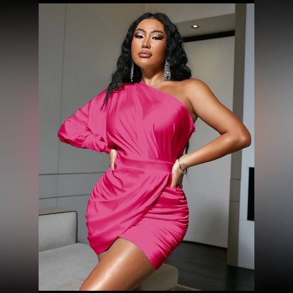 Glamaker Dresses & Skirts - NWT Glamaker fuchsia one shoulder batwing sleeve bodycon dress Size Medium